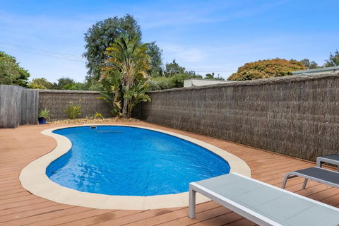 SANDY ANN At Lonnie - Whitsundays Accommodation 0