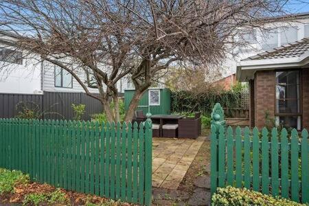 Sandy Bay Cozy Cottage Close To CBD - Whitsundays Accommodation 3