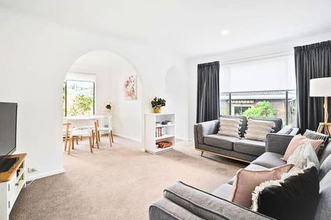 Sandy Bay Cozy Cottage Close To CBD - Whitsundays Accommodation 0