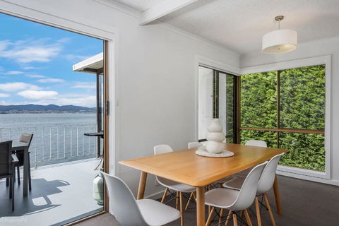 Sandy Bay Waterfront - Whitsundays Accommodation 1