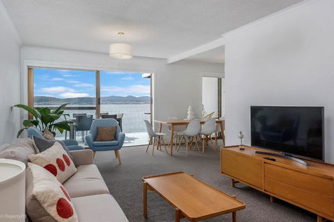 Sandy Bay Waterfront - Whitsundays Accommodation 2