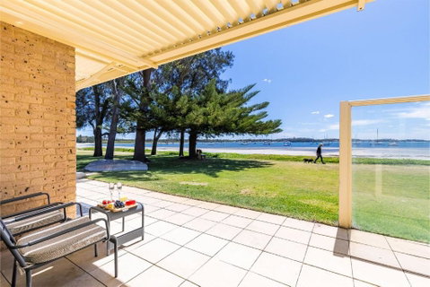 Sandy Beach House Corlette Unit 1 Waterfront WI-FI Aircon - Whitsundays Accommodation 2