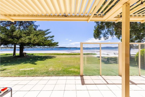 Sandy Beach House Corlette Unit 1 Waterfront WI-FI Aircon - Whitsundays Accommodation 1