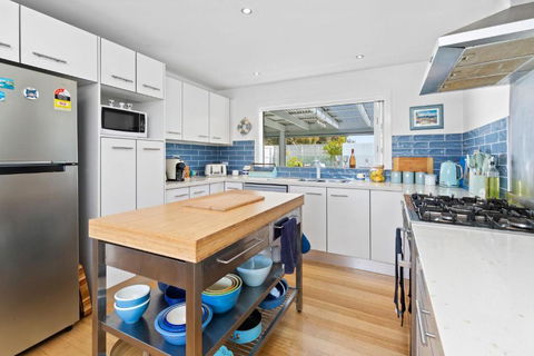 SANTORINI BEACH HOUSE SAFETY BEACH - Whitsundays Accommodation 2