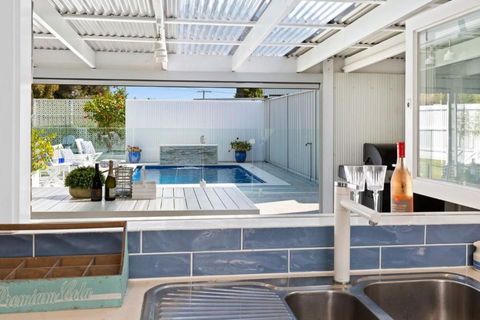 SANTORINI BEACH HOUSE SAFETY BEACH - Whitsundays Accommodation 3