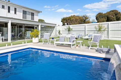 SANTORINI BEACH HOUSE SAFETY BEACH - Whitsundays Accommodation 0