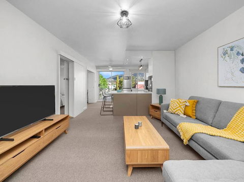 Sandy Bay Apartment With Hobart River View, Near UTAS - Stroll To Cafes And Shops - Whitsundays Accommodation 2