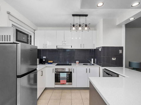 Sandy Bay Apartment With Hobart River View, Near UTAS - Stroll To Cafes And Shops - Whitsundays Accommodation 3
