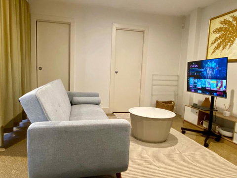 Spacious Self-Contained Guest Suite - Whitsundays Accommodation 2