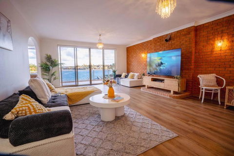 Stunning Waterfront Place With Swimpool, Harbour View And Free P - Whitsundays Accommodation 2