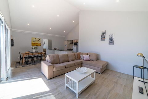 Swan Valley Fantastic Family Home - Aveley - Whitsundays Accommodation 3