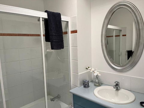 Swan Guest House - Room With Own Private Bathroom - Whitsundays Accommodation 3