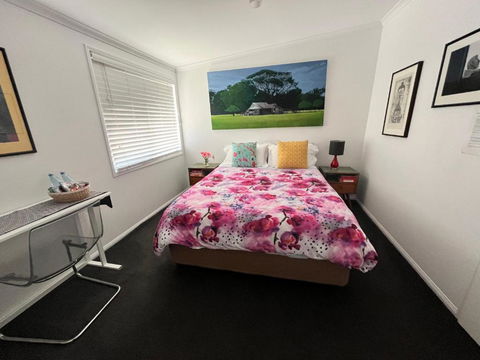 Swan Guest House - Room With Own Private Bathroom - Whitsundays Accommodation 0