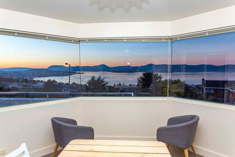 Swan Sea Retreat - Stunning 360 Waterfront Views - Whitsundays Accommodation 2