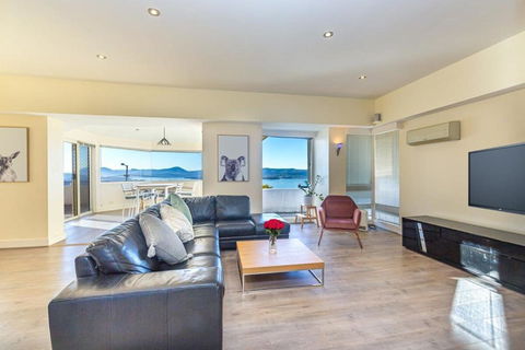 Swan Sea Retreat - Stunning 360 Waterfront Views - Whitsundays Accommodation 3