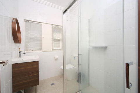 Sydney, Bexley North Holiday Home 3bedrooms, Free Parking, Close To Train Station And CBD - Whitsundays Accommodation 3