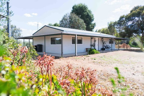 The Bungalow Cottage - Whitsundays Accommodation 3