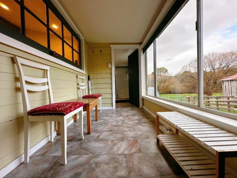 The Bushmill Cottage - Whitsundays Accommodation 2