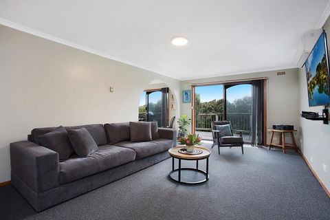 Beacon Point House - Whitsundays Accommodation 2