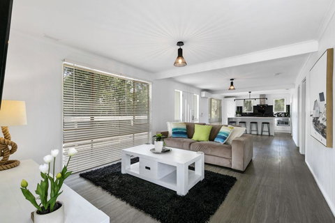 BEAUTY AND THE PEACE - INLET SIDE - Whitsundays Accommodation 3