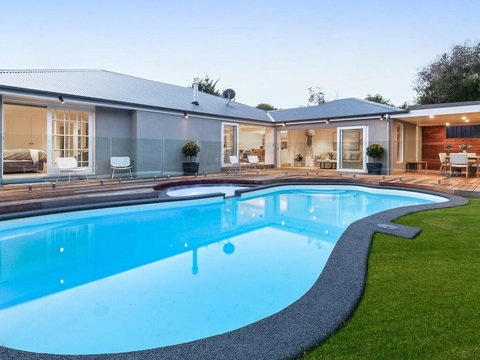 Bella Casa - Luxury Boutique Holiday Home With Heated Pool! - Whitsundays Accommodation 3