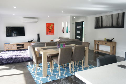 Ben's Place - Modern & Convenient - Whitsundays Accommodation 0