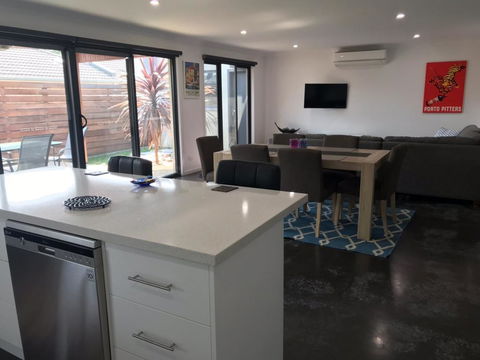 Ben's Place - Modern & Convenient - Whitsundays Accommodation 1