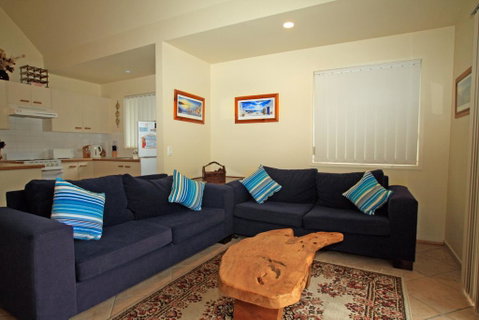 Berrara Lagoon Front Chalet - Whitsundays Accommodation 2