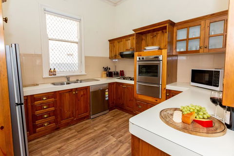 Best Central House - SLEEPS 11 !! - Whitsundays Accommodation 2