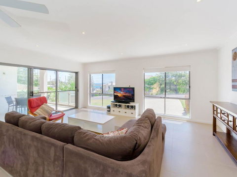 Bimbadeen Unit 3 - Across From The Beach - Lift In Complex - Whitsundays Accommodation 2