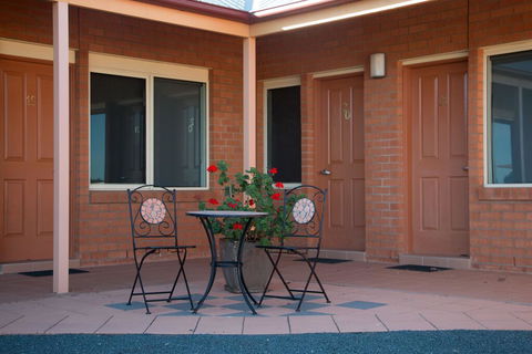 Bishop's Lodge Motor Inn - Whitsundays Accommodation 1
