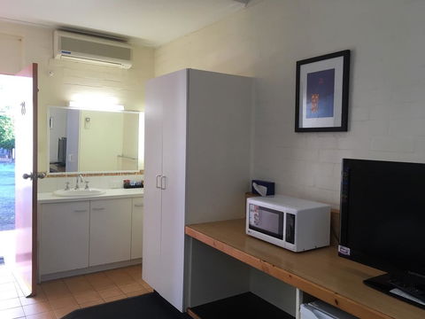 Bishops Lodge Narrandera - Whitsundays Accommodation 3