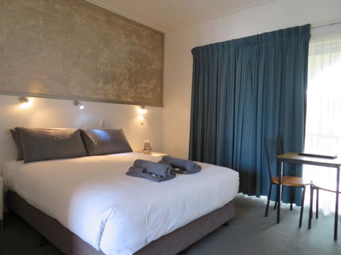 Bishops Lodge Narrandera - Whitsundays Accommodation 2