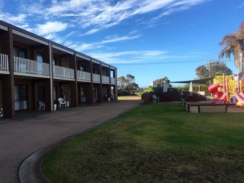 Black Swan Motor Inn - Whitsundays Accommodation 2