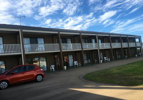 Black Swan Motor Inn - Whitsundays Accommodation 1