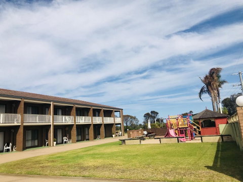 Black Swan Motor Inn - Whitsundays Accommodation 0