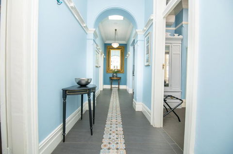 Blue Door Apartments Heritage Charm In CBD - Whitsundays Accommodation 3