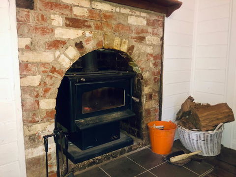 Blue Duck Cottage, Village Comfort, Fireplace - Whitsundays Accommodation 3