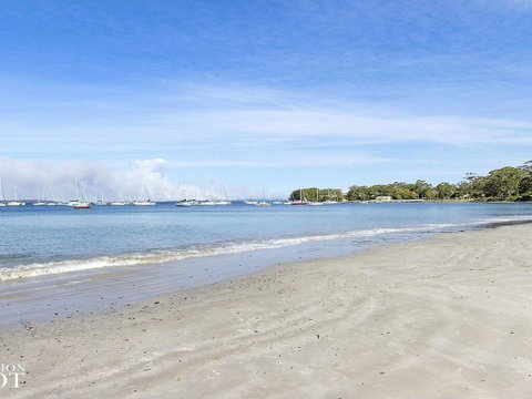 Blue Waters Cottage - 120m To Jervis Bay - Whitsundays Accommodation 1