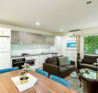 Bluewater 1 - Rainbow Shores Amazing Location Easy Walk To Beach Pool Aircon Outdoor spa - Whitsundays Accommodation