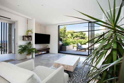 The Treehouse Penthouse - Whitsundays Accommodation 2