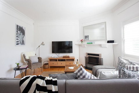 THE WHITE HOUSE Luxury Villa Embedded In History - Whitsundays Accommodation 0