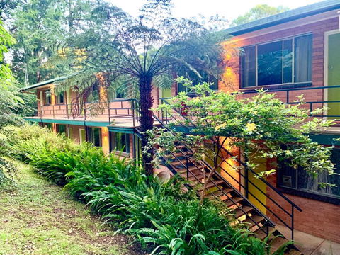 WARBURTON MOTEL - Where Mid-century Style Meets The Mountains - Whitsundays Accommodation 3