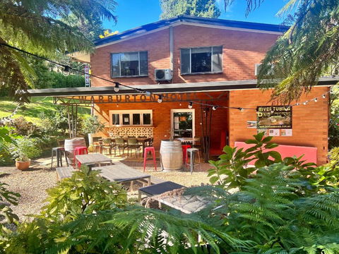WARBURTON MOTEL - Where Mid-century Style Meets The Mountains - Whitsundays Accommodation 0