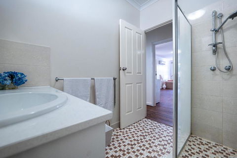 Warmth House Nr Airport 2rooms 5beds Yard N Parking - Whitsundays Accommodation 3