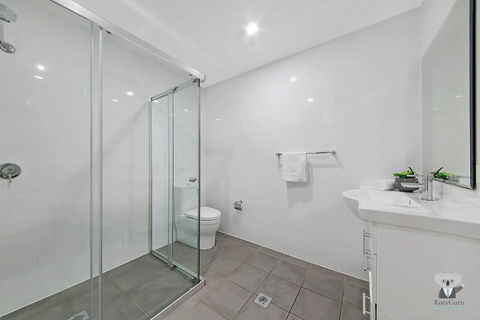 WARRICK FRAM 3 BEDS APT FREE PARKING WALK TO WESTFIELD CLOSE TO HOSPITAL NWF003 - Whitsundays Accommodation 3