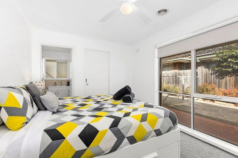 WATERFRONT - BAY VIEWS - Edgewater Springs - Whitsundays Accommodation 2