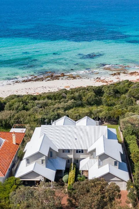 WATERFRONT - Whitsundays Accommodation 0