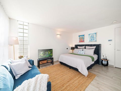 XQ Collection La Casa De Frida - Modern Studio With Balcony - Whitsundays Accommodation 3