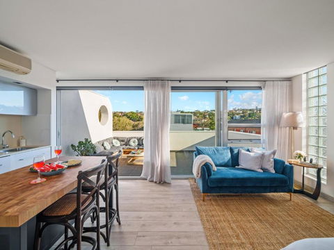 XQ Collection La Casa De Frida - Modern Studio With Balcony - Whitsundays Accommodation 2